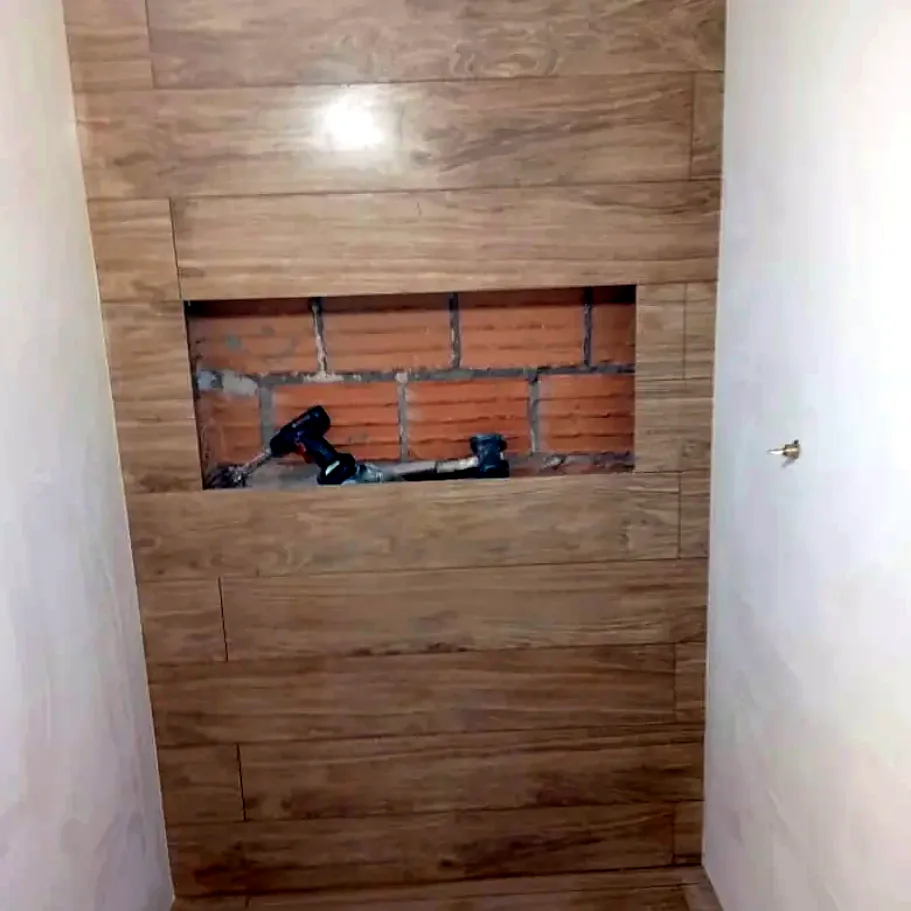 Antes: vão do nicho aberto no tijolo, com ferramentas
