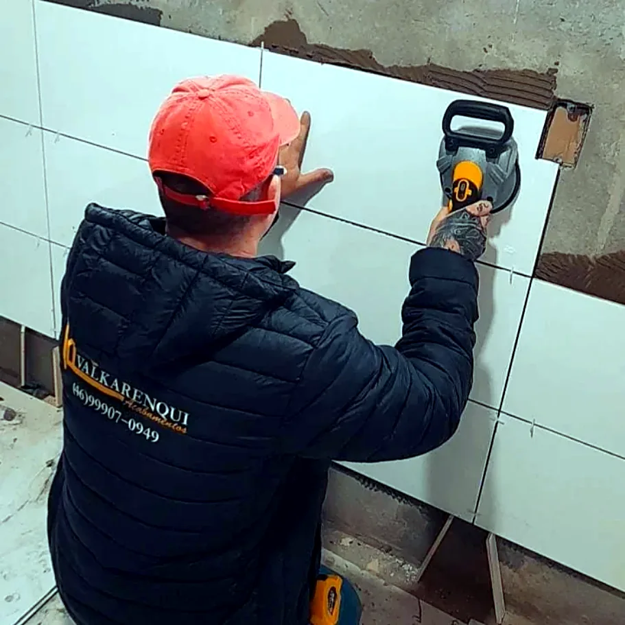 Profissional da Valkarenqui assentando porcelanato com ventosa