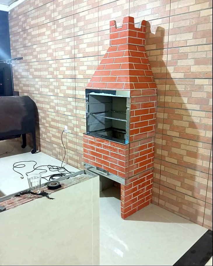 Churrasqueira construída e revestida com tijolinho, parede em revestimento tijolo