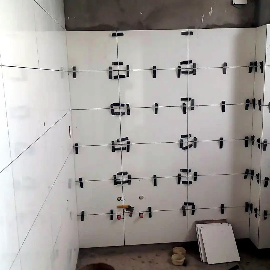 Parede de porcelanato com sistema de nivelamento