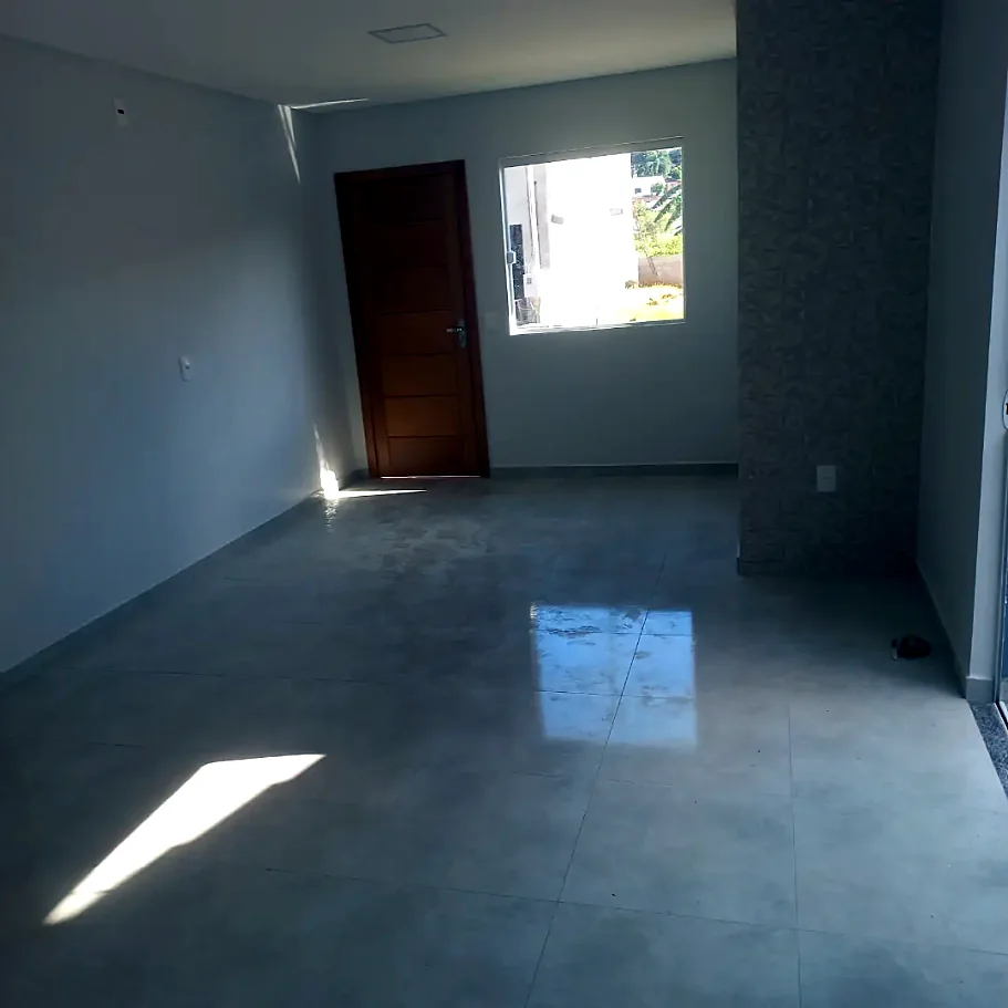 Sala com porcelanato polido de grande formato